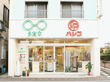 広く明るい店内に豊富な品揃えです